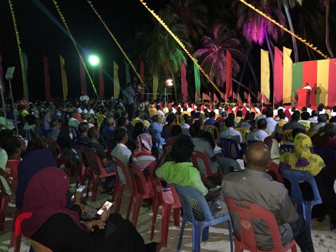 ޑިސެމްބަރު 8، 2017: ގުޅިފައިވާ އިއްތިހާދުން ފ މަގޫދޫގައި ބޭއްވި ޖަލްސާގެ ތެރެއިން، މި ޖަލްސާގައި އިއްތިހާދުގެ ގިނަ އަދަދެއްގެ އިސްބޭފުޅުންނާއި ސަޕޯޓަރުން ވަނީ ބައިވެރިވެފައި