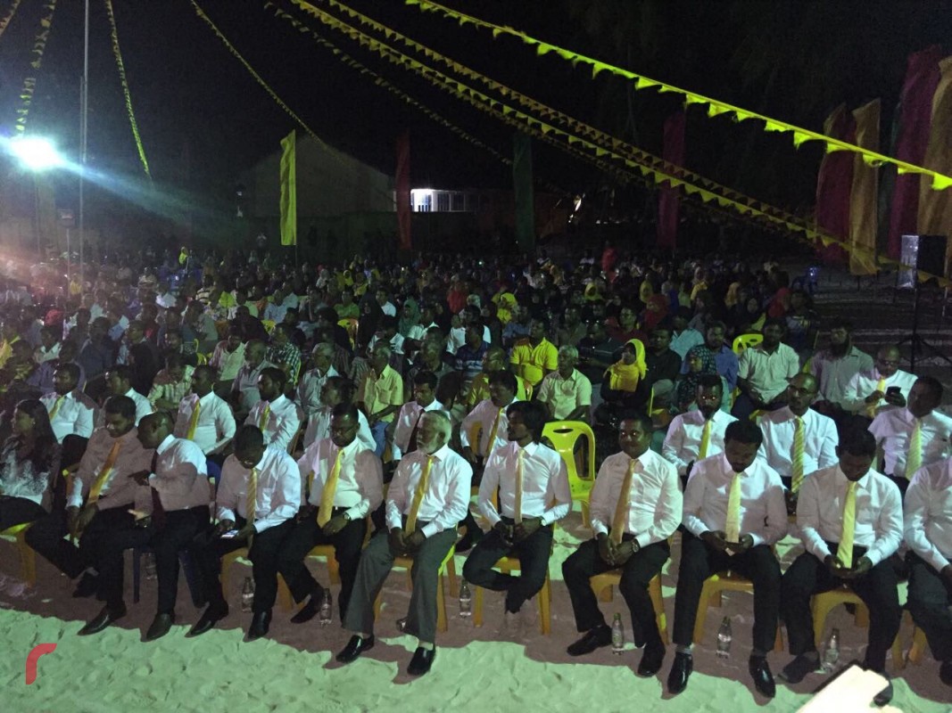 ޑިސެމްބަރު 8، 2017: ގުޅިފައިވާ އިއްތިހާދުން ފ މަގޫދޫގައި ބޭއްވި ޖަލްސާގެ ތެރެއިން، މި ޖަލްސާގައި އިއްތިހާދުގެ ގިނަ އަދަދެއްގެ އިސްބޭފުޅުންނާއި ސަޕޯޓަރުން ވަނީ ބައިވެރިވެފައި