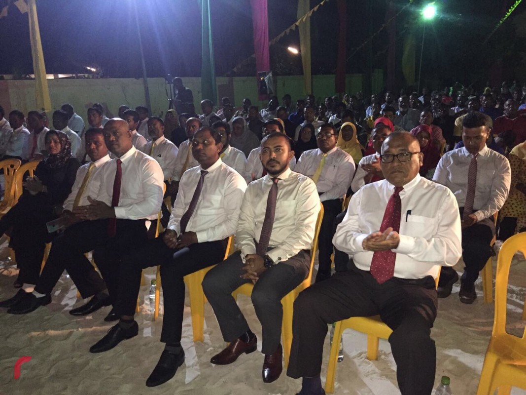 ޑިސެމްބަރު 8، 2017: ގުޅިފައިވާ އިއްތިހާދުން ފ މަގޫދޫގައި ބޭއްވި ޖަލްސާގެ ތެރެއިން، މި ޖަލްސާގައި އިއްތިހާދުގެ ގިނަ އަދަދެއްގެ އިސްބޭފުޅުންނާއި ސަޕޯޓަރުން ވަނީ ބައިވެރިވެފައި