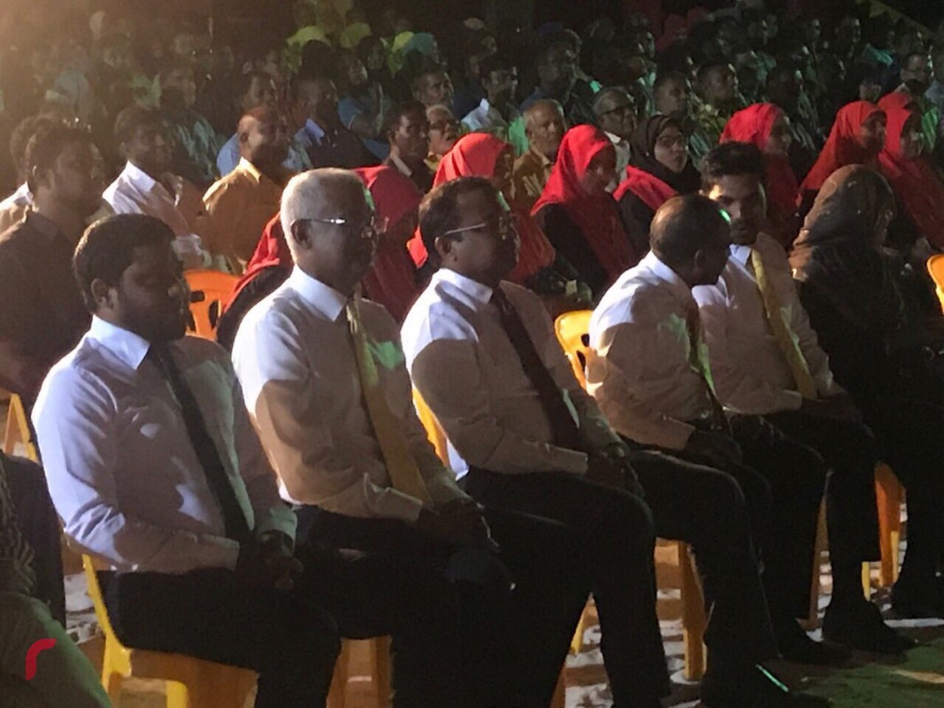 ޑިސެމްބަރު 8، 2017: ގުޅިފައިވާ އިއްތިހާދުން ފ މަގޫދޫގައި ބޭއްވި ޖަލްސާގެ ތެރެއިން، މި ޖަލްސާގައި އިއްތިހާދުގެ ގިނަ އަދަދެއްގެ އިސްބޭފުޅުންނާއި ސަޕޯޓަރުން ވަނީ ބައިވެރިވެފައި