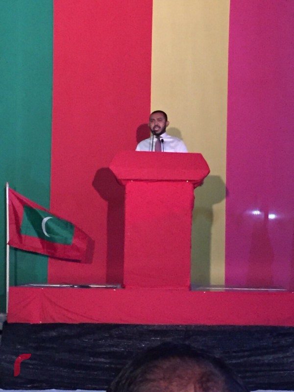 ޑިސެމްބަރު 8، 2017: ގުޅިފައިވާ އިއްތިހާދުން ފ މަގޫދޫގައި ބޭއްވި ޖަލްސާގައި މެމްބަރު އަމީތު ވާހަކަފުޅު ދައްކަވަނީ