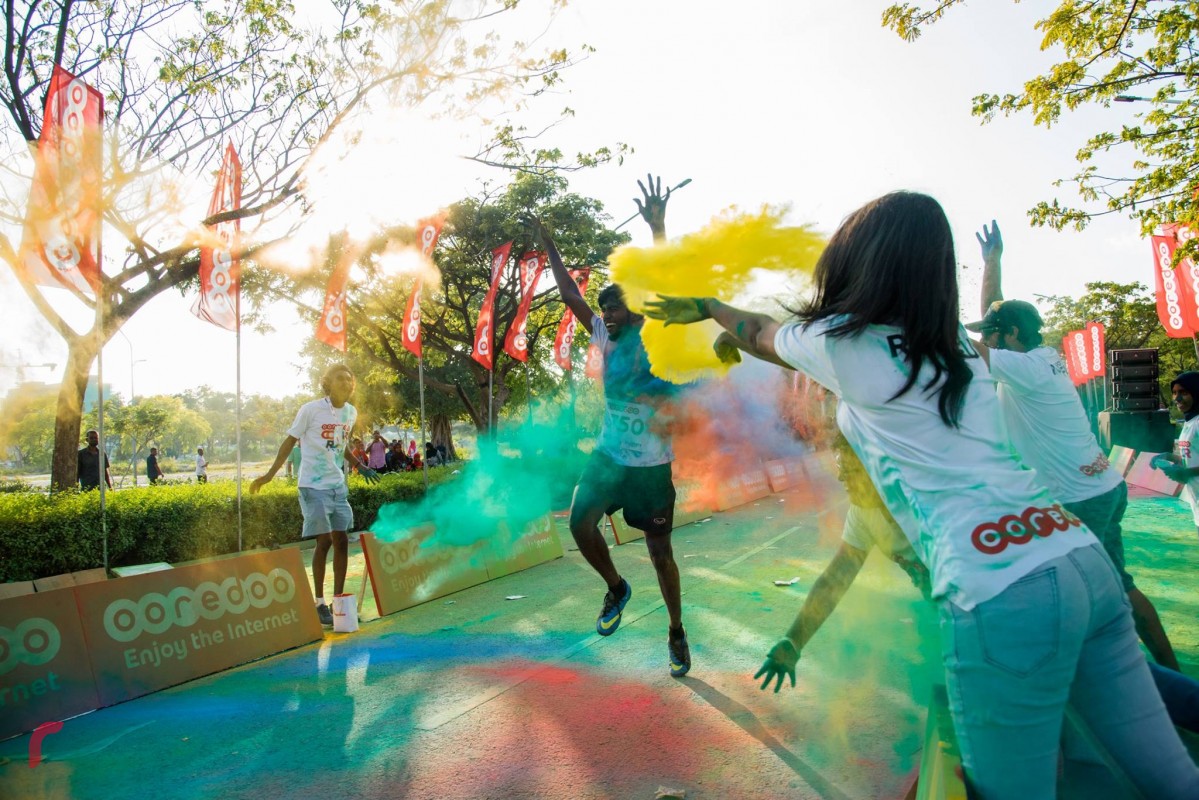 ޑިސެމްބަރު 08، 2017: އޫރީދޫއިން އިންތިޒާމު ކޮށްގެން ހުޅުމާލޭގައި ކުރިއަށް ގެންދިޔަ އޫރީދޫ 'ކަލަރ ރަން' ގެ ތެރެއިން ، މި ހަރަކާތުގައި ގިނަ އަދަދެއްގެ ބަޔަކު ބައިވެރިވި.