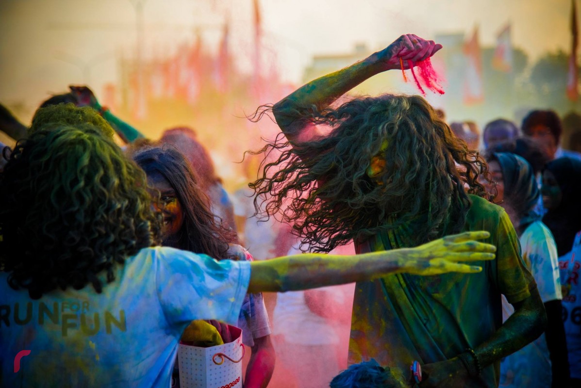 ޑިސެމްބަރު 08، 2017: އޫރީދޫއިން އިންތިޒާމު ކޮށްގެން ހުޅުމާލޭގައި ކުރިއަށް ގެންދިޔަ އޫރީދޫ 'ކަލަރ ރަން' ގެ ތެރެއިން ، މި ހަރަކާތުގައި ގިނަ އަދަދެއްގެ ބަޔަކު ބައިވެރިވި.