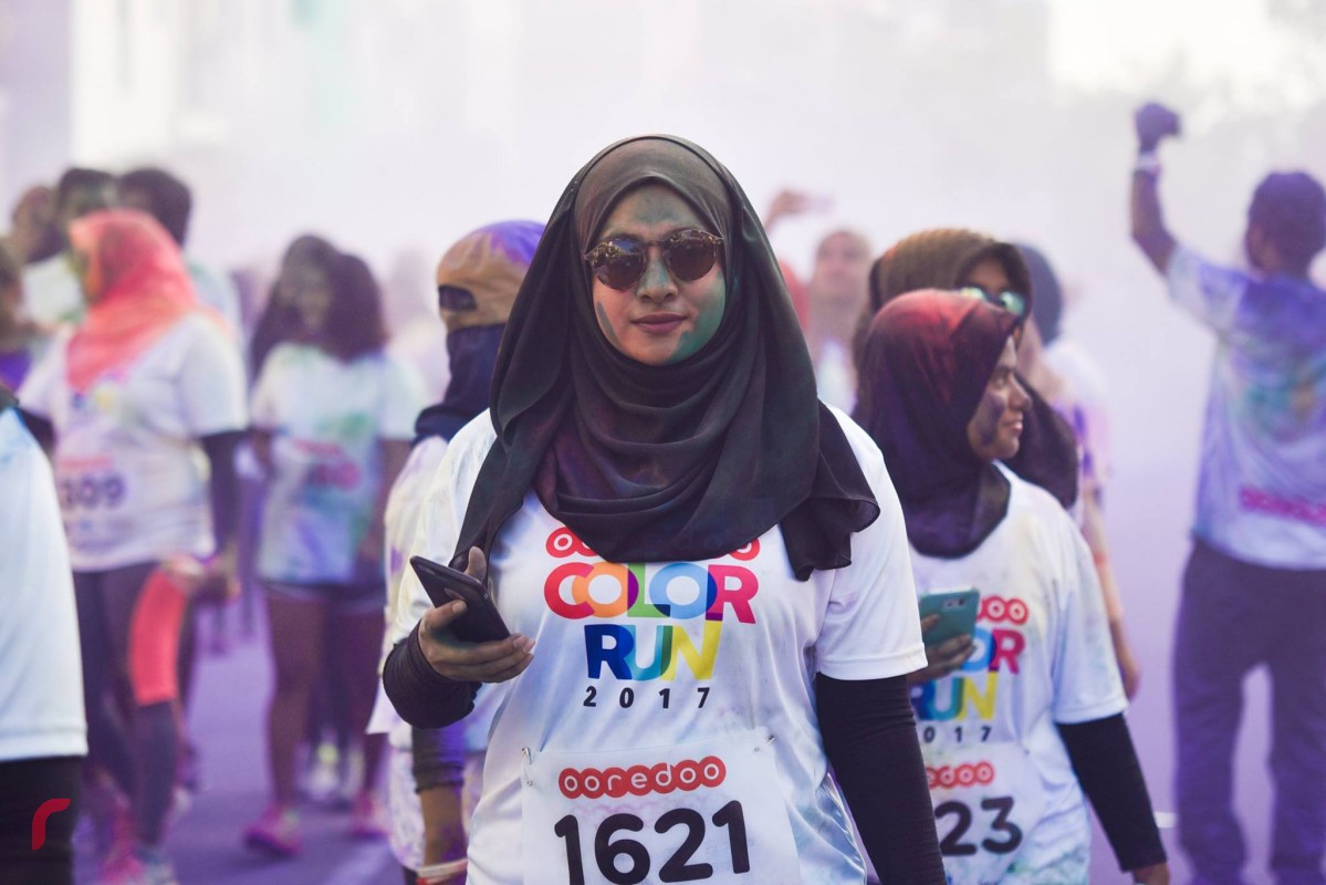 ޑިސެމްބަރު 08، 2017: އޫރީދޫއިން އިންތިޒާމު ކޮށްގެން ހުޅުމާލޭގައި ކުރިއަށް ގެންދިޔަ އޫރީދޫ 'ކަލަރ ރަން' ގެ ތެރެއިން ، މި ހަރަކާތުގައި ގިނަ އަދަދެއްގެ ބަޔަކު ބައިވެރިވި.