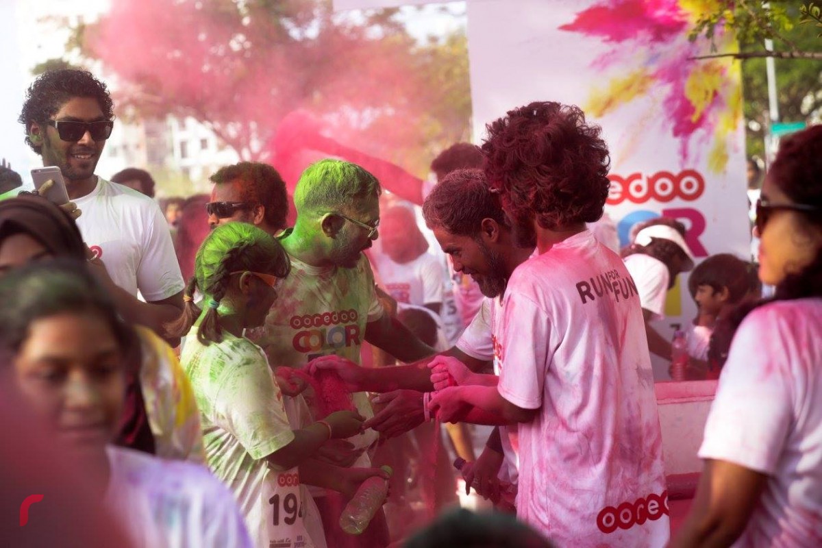 ޑިސެމްބަރު 08، 2017: އޫރީދޫއިން އިންތިޒާމު ކޮށްގެން ހުޅުމާލޭގައި ކުރިއަށް ގެންދިޔަ އޫރީދޫ 'ކަލަރ ރަން' ގެ ތެރެއިން ، މި ހަރަކާތުގައި ގިނަ އަދަދެއްގެ ބަޔަކު ބައިވެރިވި.