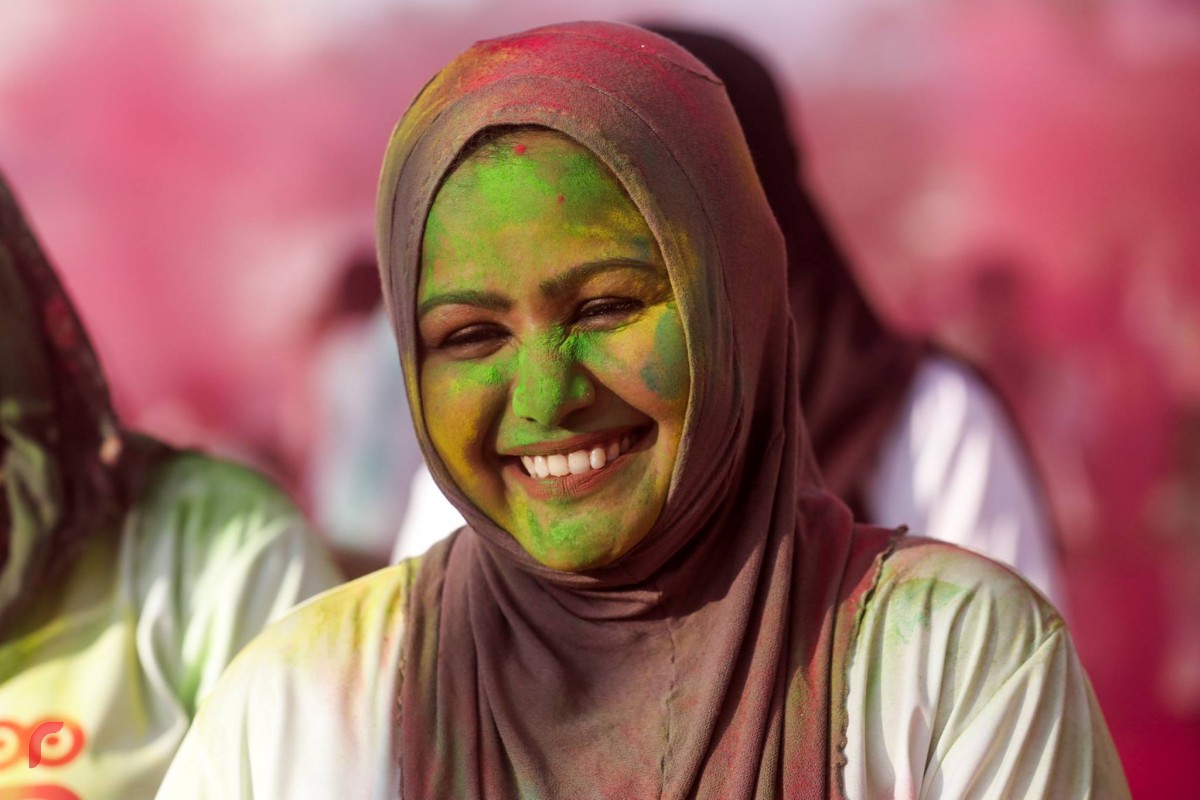 ޑިސެމްބަރު 08، 2017: އޫރީދޫއިން އިންތިޒާމު ކޮށްގެން ހުޅުމާލޭގައި ކުރިއަށް ގެންދިޔަ އޫރީދޫ 'ކަލަރ ރަން' ގެ ތެރެއިން ، މި ހަރަކާތުގައި ގިނަ އަދަދެއްގެ ބަޔަކު ބައިވެރިވި.