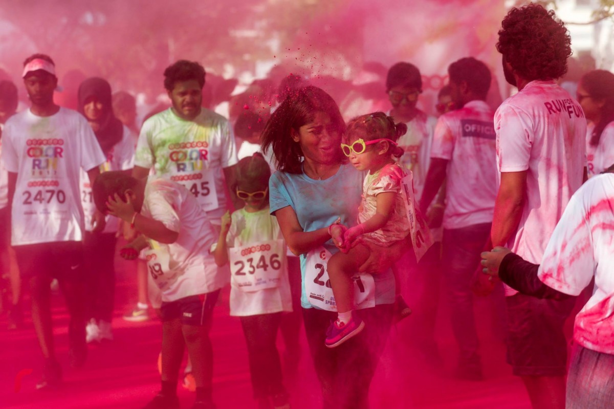 ޑިސެމްބަރު 08، 2017: އޫރީދޫއިން އިންތިޒާމު ކޮށްގެން ހުޅުމާލޭގައި ކުރިއަށް ގެންދިޔަ އޫރީދޫ 'ކަލަރ ރަން' ގެ ތެރެއިން ، މި ހަރަކާތުގައި ގިނަ އަދަދެއްގެ ބަޔަކު ބައިވެރިވި.