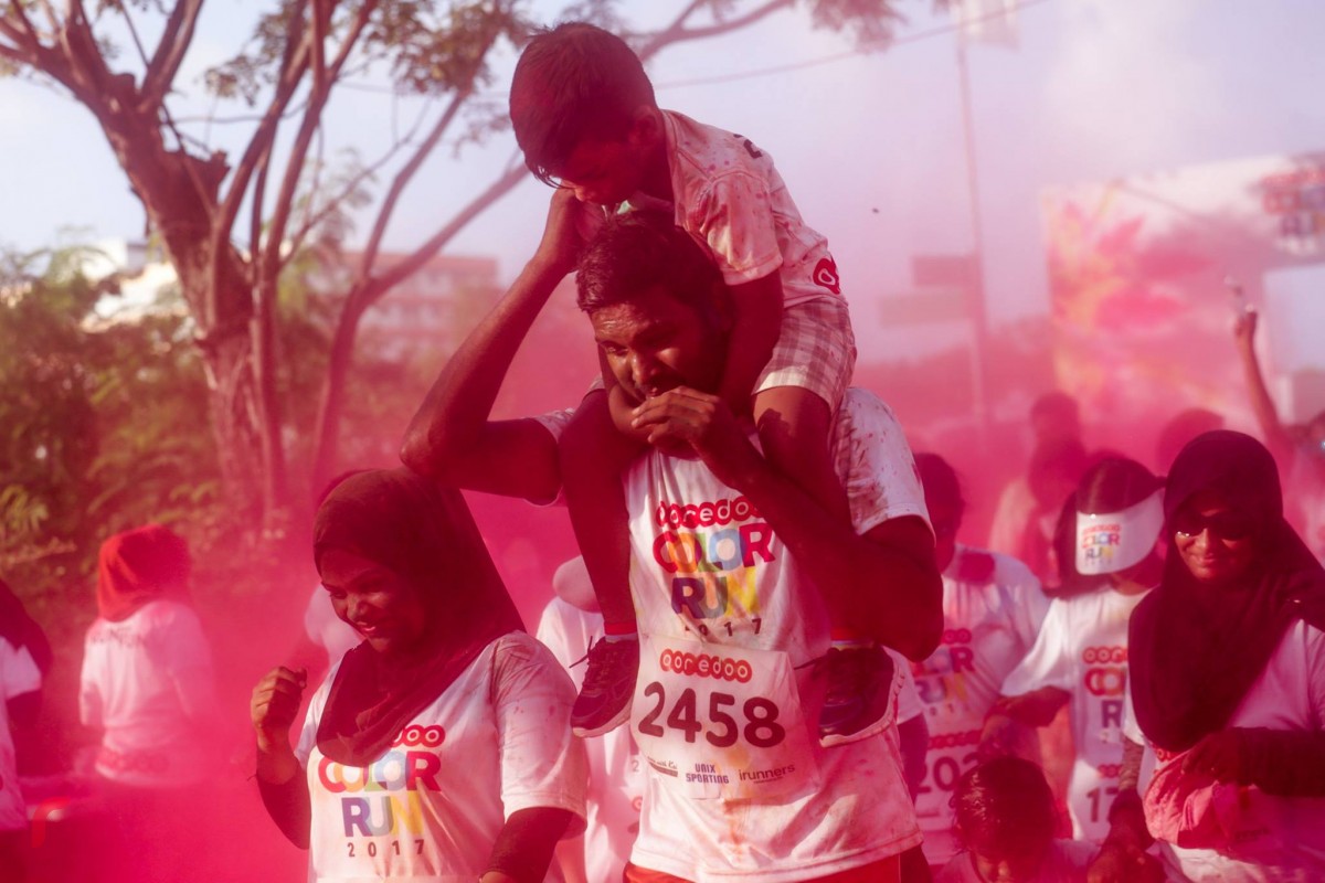 ޑިސެމްބަރު 08، 2017: އޫރީދޫއިން އިންތިޒާމު ކޮށްގެން ހުޅުމާލޭގައި ކުރިއަށް ގެންދިޔަ އޫރީދޫ 'ކަލަރ ރަން' ގެ ތެރެއިން ، މި ހަރަކާތުގައި ގިނަ އަދަދެއްގެ ބަޔަކު ބައިވެރިވި.