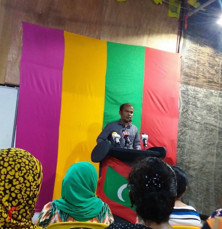 ޑިސެމްބަރު 11، 2017: ގުޅިފައިވާ އިއްތިހާދުން އެމްޑިޕީ ހަރުގޭގައި ބޭއްވި ޖަލްސާގެ ތެރެއިން. މި ޖަލްސާގައި އިިދިކޮޅު އިއްތިހާދުގެ އިސްވެރިންނާއި މެމްބަރުން ވަނީ ބައިވެރިވެފައި