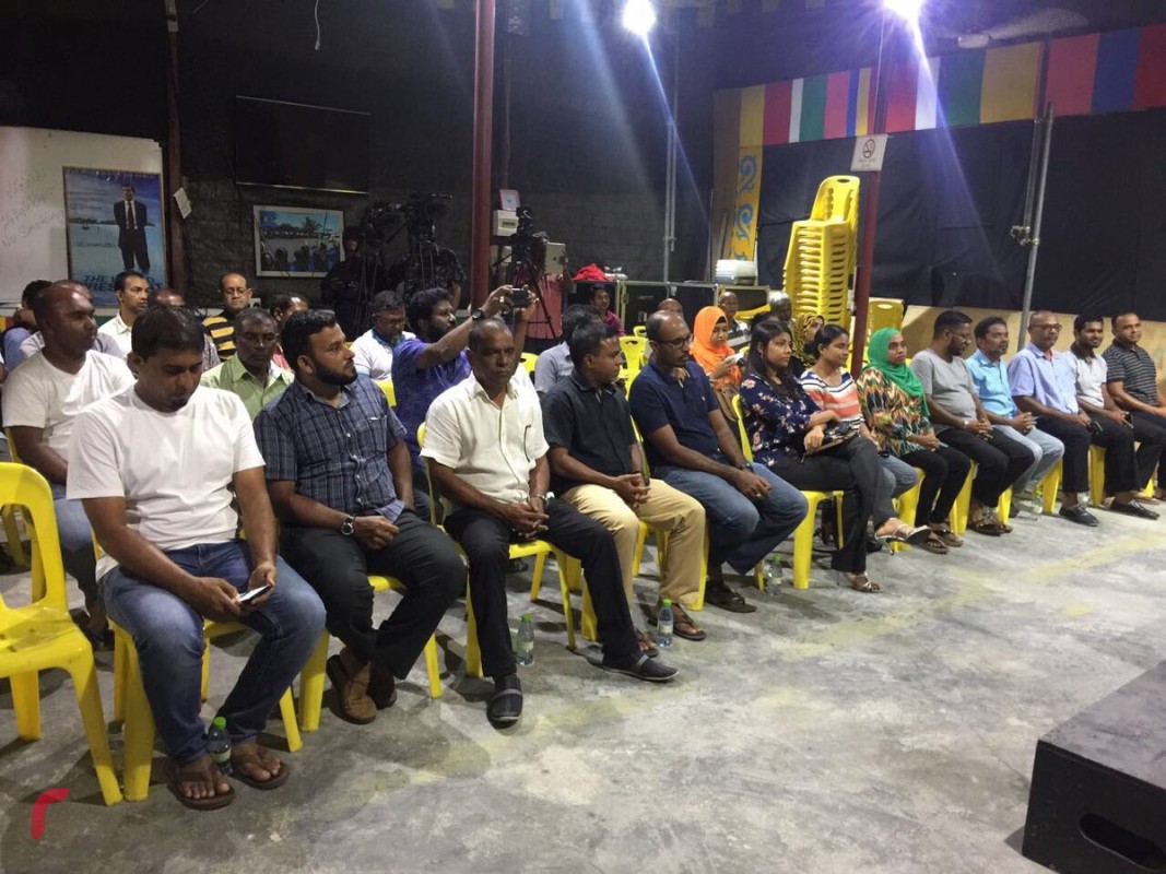 ޑިސެމްބަރު 11، 2017: ގުޅިފައިވާ އިއްތިހާދުން އެމްޑިޕީ ހަރުގޭގައި ބޭއްވި ޖަލްސާގެ ތެރެއިން. މި ޖަލްސާގައި އިިދިކޮޅު އިއްތިހާދުގެ އިސްވެރިންނާއި މެމްބަރުން ވަނީ ބައިވެރިވެފައި.