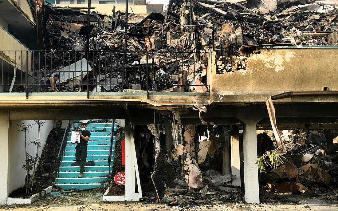 ޑިސެމްބަރު 14، 2017: ކެލިފޯނިއާގެ ޖަންގަލީ ސަރަހައްދެއްގައި އަލިފާން ރޯވުމާއި ގުޅިގެން ގެއެއް އަނދައި ހުލިވެފައި ، މިހާތަނަށް 10000 އައް ވުރެ ގިނަ މީހުންގެ ގެ ވަނީ އަނދައިފައި