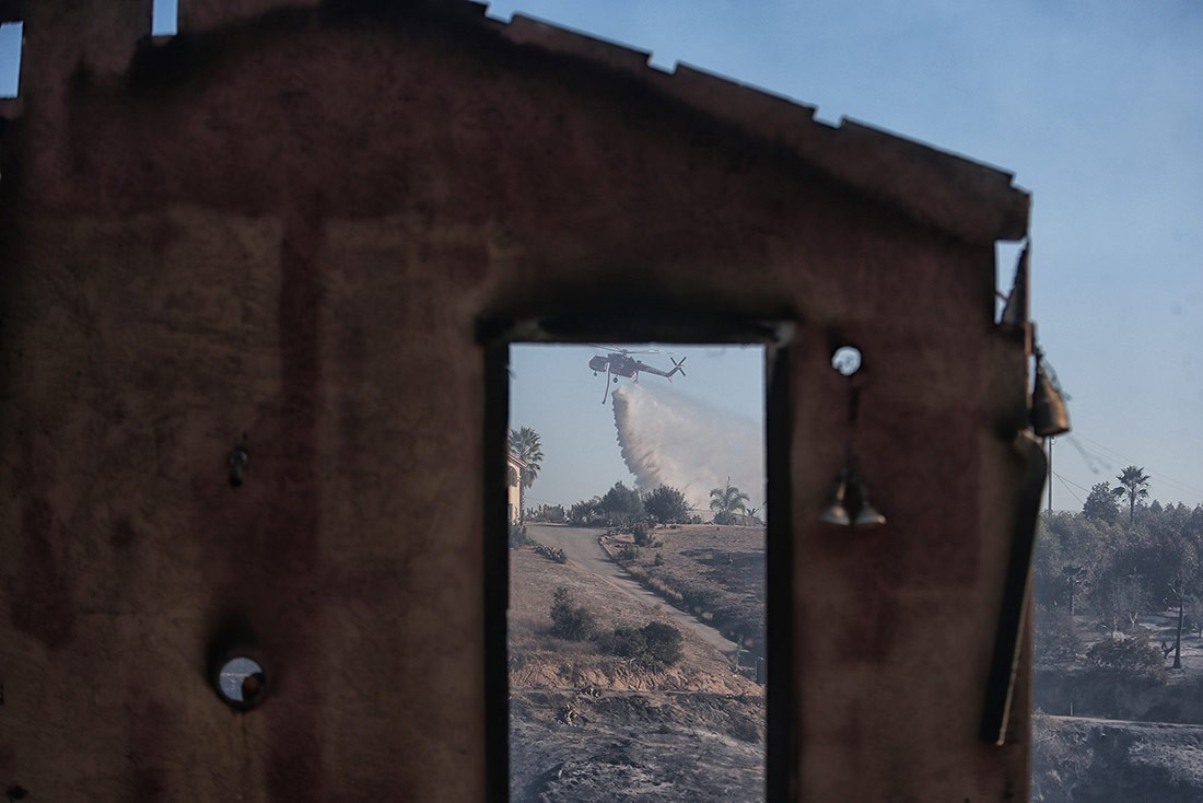 ޑިސެމްބަރު 14، 2017: ކެލިފޯނިއާގެ ޖަންގަލީ ސަރަހައްދެއްގައި އަލިފާން ރޯވުމާއި ގުޅިގެން އަލިފާން ނިއްވާ ފަރާތްތަކުން މަސައްކަތް ކުރަނީ