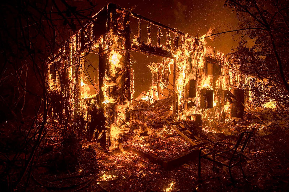 ޑިސެމްބަރު 14، 2017: ކެލިފޯނިއާގެ ޖަންގަލީ ސަރަހައްދެއްގައި އަލިފާން ރޯވެ އަނދަނީ، އަލިފާން ކޮންޓްރޯލް ކުރާ ފަރާތްތަކަށް އަލިފާން ކޮންޓްރޯލް ކުރުމަށް ވަނީ ބޯޑެތި ދަތިތަކާްއި ދިމާވެފައި