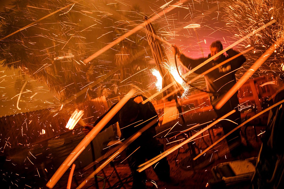 ޑިސެމްބަރު 14، 2017: ކެލިފޯނިއާގެ ޖަންގަލީ ސަރަހައްދެއްގައި އަލިފާން ރޯވުމާއި ގުޅިގެން އަލިފާން ނިއްވާ ފަރާތްތަކުން މަސައްކަތް ކުރަނީ