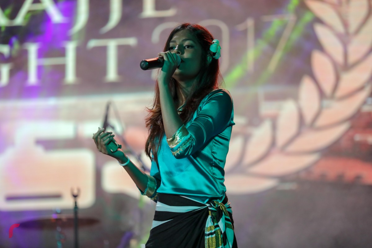 ޑިސެމްބަރު 15، 2017: ރާއްޖެ ޓީވީއަށް 7 އަހަރު ފުރުމާއި ގުޅިގެން ޣިޔާސުއްދީން އިންޓަނޭޝަނަލް ސްކޫލްގައި ބޭއްވި ހާއްސަ ހަފްލާގައި ފަތްމިނި ބޮޑުބެރު ގްރޫޕް ބޮޑުބެރުގެ އައިޓަމެއް ހުށަހަޅައިދެނީ