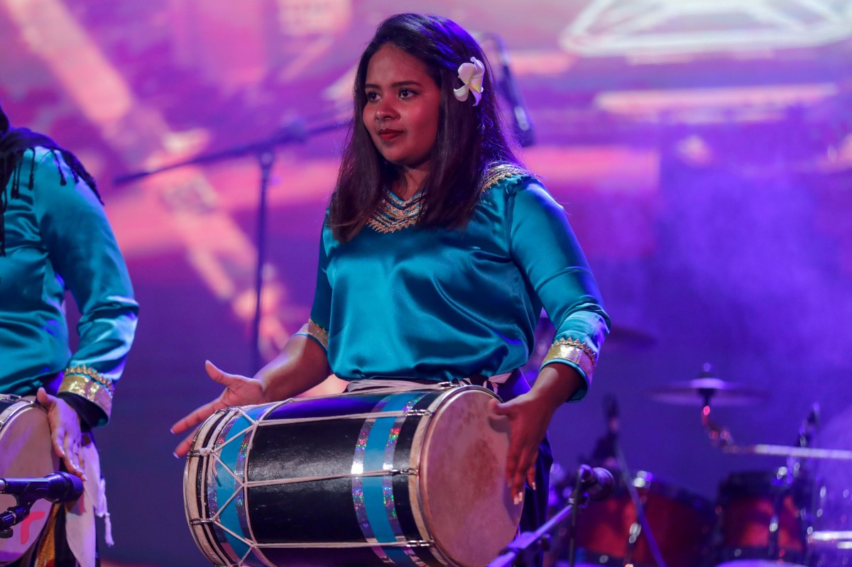 ޑިސެމްބަރު 15، 2017: ރާއްޖެ ޓީވީއަށް 7 އަހަރު ފުރުމާއި ގުޅިގެން ޣިޔާސުއްދީން އިންޓަނޭޝަނަލް ސްކޫލްގައި ބޭއްވި ހާއްސަ ހަފްލާގައި ފަތްމިނި ބޮޑުބެރު ގްރޫޕް ބޮޑުބެރުގެ އައިޓަމެއް ހުށަހަޅައިދެނީ