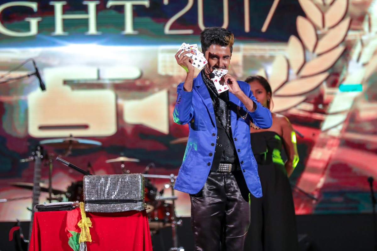 ޑިސެމްބަރު 15، 2017: ރާއްޖެ ޓީވީއަށް 7 އަހަރު ފުރުމާއި ގުޅިގެން ޣިޔާސުއްދީން އިންޓަނޭޝަނަލް ސްކޫލްގައި ބޭއްވި ހާއްސަ ހަފްލާގައި ސްރީލަންކާގެ ޖާދޫގަރު އެމިލް އިރަންގަ ޖާދޫ ހަދަނީ