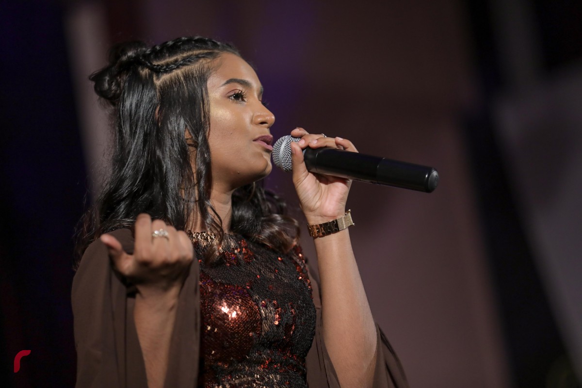 ޑިސެމްބަރު 15، 2017: ރާއްޖެ ޓީވީއަށް 7 އަހަރު ފުރުމާއި ގުޅިގެން ޣިޔާސުއްދީން އިންޓަނޭޝަނަލް ސްކޫލްގައި ބޭއްވި ހާއްސަ ހަފްލާގައި ލަވަކިޔުންތެރިއާ އަޝްރާ ލަވައެއް ހުށަހަޅައިދެނީ