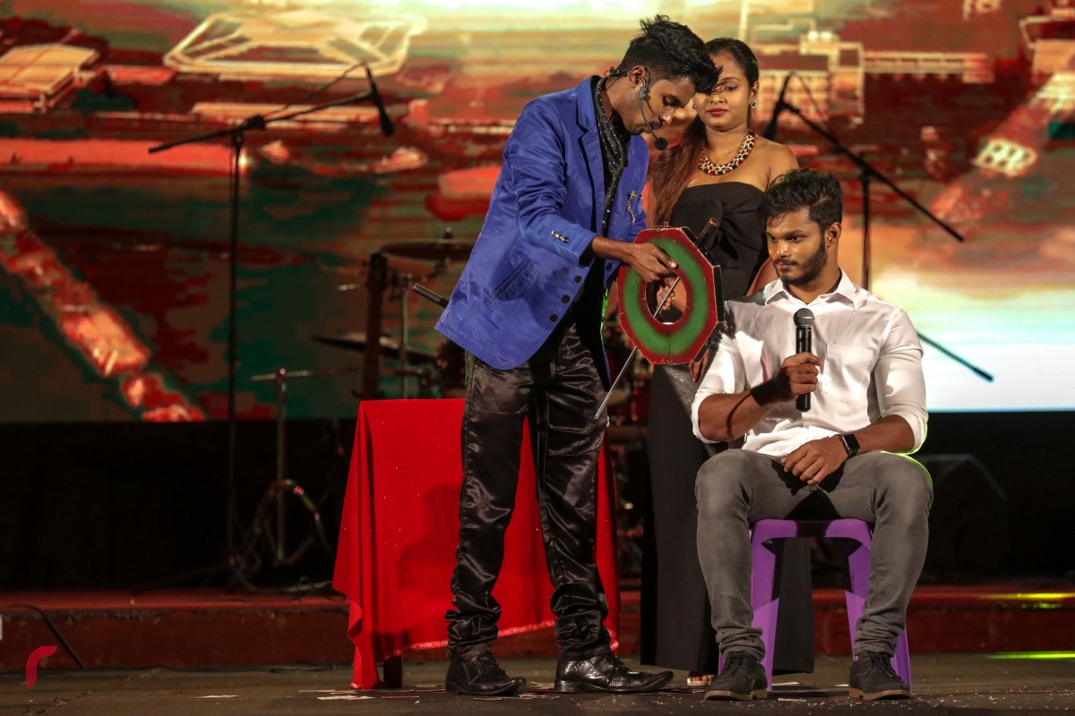 ޑިސެމްބަރު 15، 2017: ރާއްޖެ ޓީވީއަށް 7 އަހަރު ފުރުމާއި ގުޅިގެން ޣިޔާސުއްދީން އިންޓަނޭޝަނަލް ސްކޫލްގައި ބޭއްވި ހާއްސަ ހަފްލާގައި ސްރީލަންކާގެ ޖާދޫގަރު އެމިލް އިރަންގަ ޖާދޫ ހަދަނީ