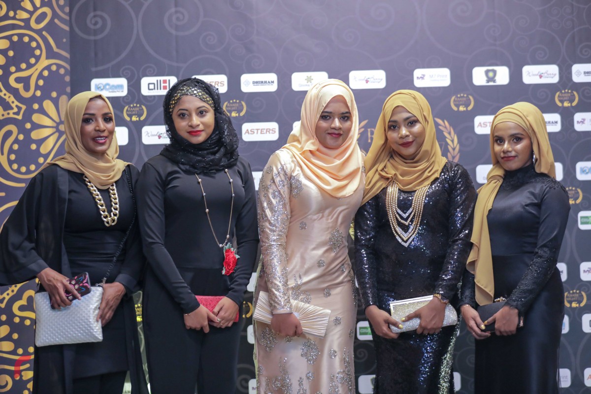 ޑިސެމްބަރު 15، 2017: ރާއްޖެ ޓީވީއަށް 7 އަހަރު ފުރުމާއި ގުޅިގެން ޣިޔާސުއްދީން އިންޓަނޭޝަނަލް ސްކޫލްގައި ބޭއްވި ހާއްސަ ހަފްލާގައި ރާއްޖެ ޓީވީގެ ބައެއް މުވައްޒަފުން ފޮޓޯއަކަށް ހުއްޓިލައިގެން