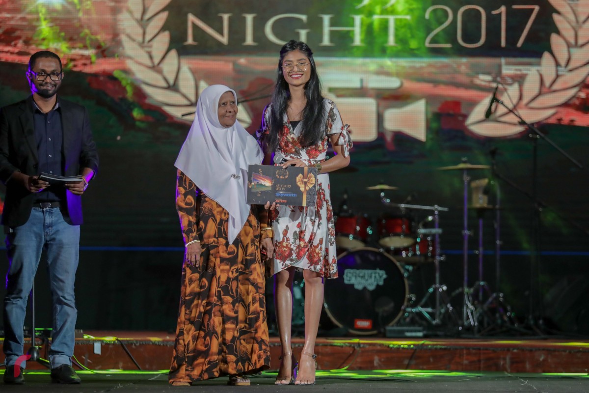 ޑިސެމްބަރު 15، 2017: ރާއްޖެ ޓީވީއަށް 7 އަހަރު ފުރުމާއި ގުޅިގެން ޣިޔާސުއްދީން އިންޓަނޭޝަނަލް ސްކޫލްގައި ބޭއްވި ހާއްސަ ހަފްލާގައި ގުރުއަތުން ހޮވުނު ފަރާތަކާއި އިނާމް ހަވާލުކުރަނީ