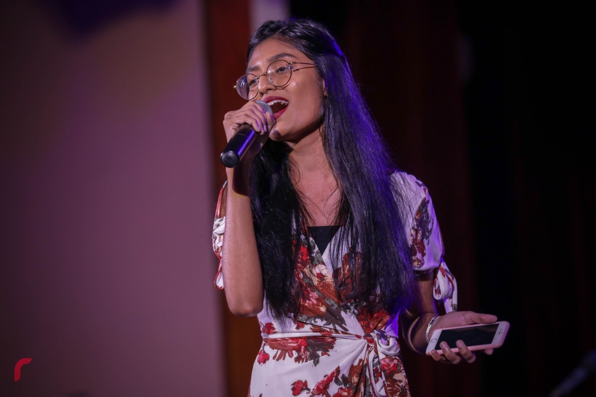 ޑިސެމްބަރު 15، 2017: ރާއްޖެ ޓީވީއަށް 7 އަހަރު ފުރުމާއި ގުޅިގެން ޣިޔާސުއްދީން އިންޓަނޭޝަނަލް ސްކޫލްގައި ބޭއްވި ހާއްސަ ހަފްލާގައި ލަވަކިޔުންތެރިއާ ބަތޫލް ލަވައެއް ހުށަހަޅައިދެނީ