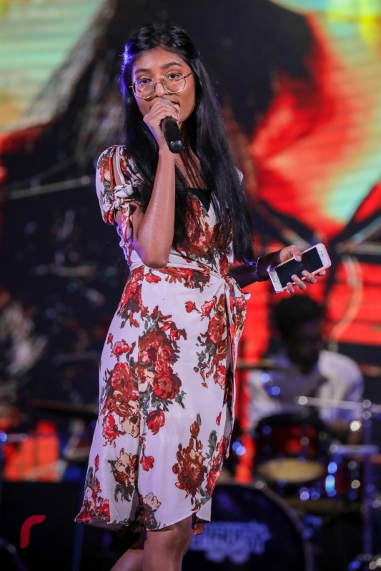 ޑިސެމްބަރު 15، 2017: ރާއްޖެ ޓީވީއަށް 7 އަހަރު ފުރުމާއި ގުޅިގެން ޣިޔާސުއްދީން އިންޓަނޭޝަނަލް ސްކޫލްގައި ބޭއްވި ހާއްސަ ހަފްލާގައި ލަވަކިޔުންތެރިއާ ބަތޫލް ލަވައެއް ހުށަހަޅައިދެނީ