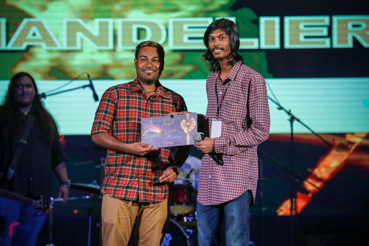 ޑިސެމްބަރު 15، 2017: ރާއްޖެ ޓީވީއަށް 7 އަހަރު ފުރުމާއި ގުޅިގެން ޣިޔާސުއްދީން އިންޓަނޭޝަނަލް ސްކޫލްގައި ބޭއްވި ހާއްސަ ހަފްލާގައި ގުރުއަތުން ހޮވުނު ފަރާތަކާ އިނާމް ހަވާލުކުރަނީ