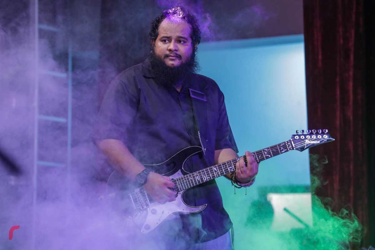 ޑިސެމްބަރު 15، 2017: ރާއްޖެ ޓީވީއަށް 7 އަހަރު ފުރުމާއި ގުޅިގެން ޣިޔާސުއްދީން އިންޓަނޭޝަނަލް ސްކޫލްގައި ބޭއްވި ހާއްސަ ހަފްލާގައި ގްރެވިޓީ ބައި ހަބޭސް އިން އައިޓަމެއް ހުށަހަޅައިދެނީ