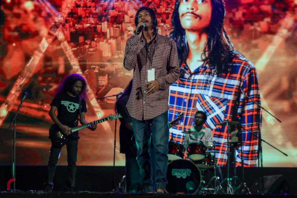 ރާއްޖެޓީވީ ނައިޓް 2017 ގައި ޝަލަބީ އިބްރާހިމް ޕަރފޯމް ކުރަނީ