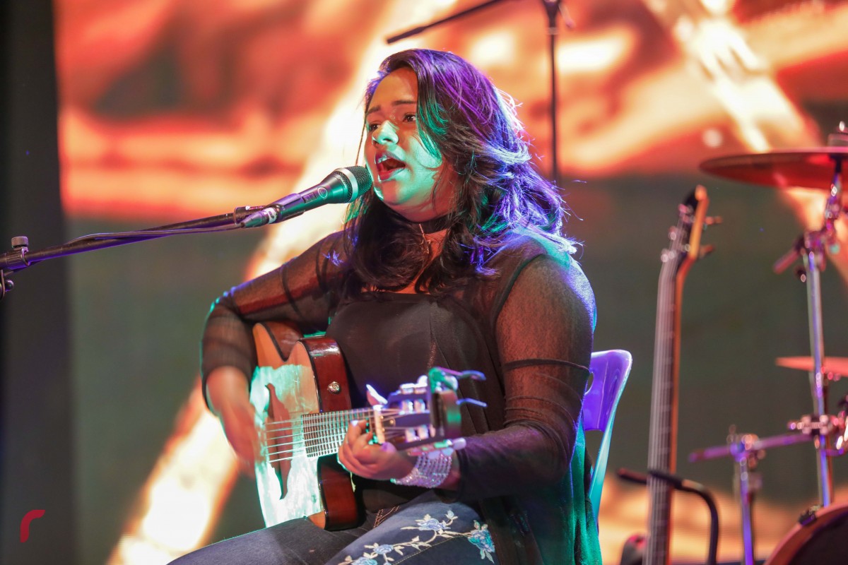 ޑިސެމްބަރު 15، 2017: ރާއްޖެ ޓީވީއަށް 7 އަހަރު ފުރުމާއި ގުޅިގެން ޣިޔާސުއްދީން އިންޓަނޭޝަނަލް ސްކޫލްގައި ބޭއްވި ހާއްސަ ހަފްލާގައި ލަވަކިޔުންތެރިއާ މީރާ ލަވައެއް ހުށަހަޅައިދެނީ