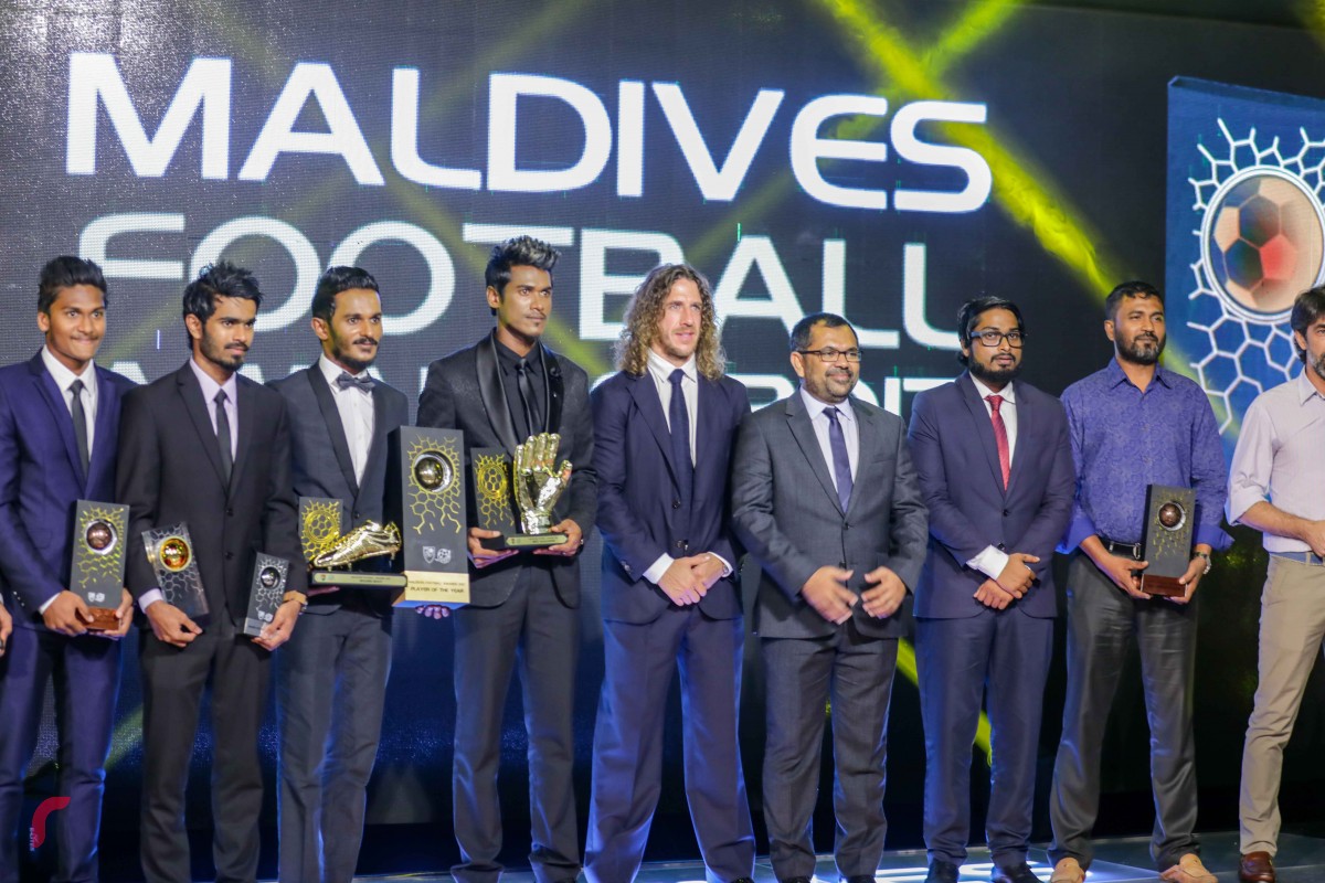 ޑިސެމްބަރު 16، 2017: އެވޯޑު ހާސިލްކުރި ފަރާތްތަކާއެކު ހާއްސަ މެހެމާން ޕިޔޯލް ފޮޓޯއަކަށް ހުއްޓިލައިގެން 