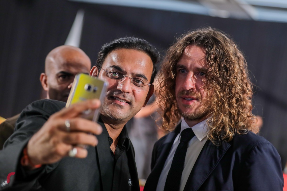 ޑިސެމްބަރު 16، 2017: އެވޯޑްސް ނައިޓްގެ ހާއްސަ މެހުމާން ޕިޔޯލް (ކ) އެވޯޑުގެ ބައިވެރިޔަކު "ސެލްފީ"އެއް ނަގަނީ