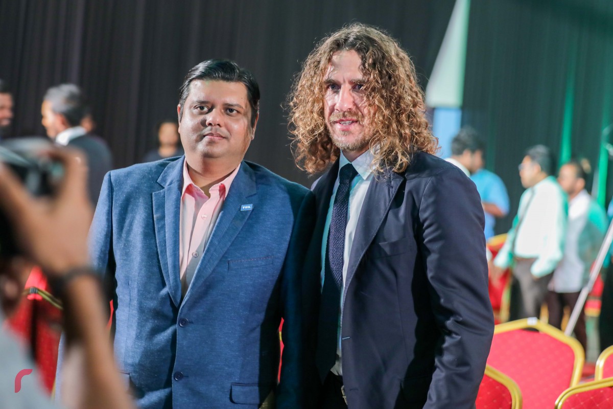 ޑިސެމްބަރު 16، 2017: އެވޯޑްސް ނައިޓްގެ ހާއްސަ މެހުމާން ޕިޔޯލް (ކ) އެވޯޑުގެ ބައިވެރިޔަކު "ސެލްފީ"އެއް ނަގަނީ