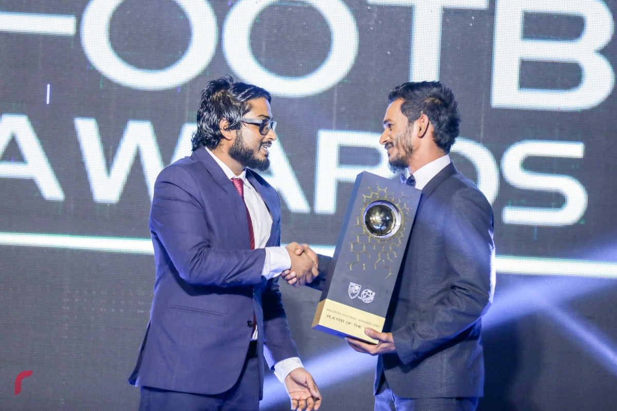 ޑިސެމްބަރު 16، 2017: އެފްއޭއެމްއާއި މޯލްޑިވްސް ފުޓްބޯލް ޑޮޓްކޮމް ގުޅިގެން ކުރިއަށްގެންދިޔަ މޯލްޑިވްސް ފުޓްބޯލް އެވޯޑްސް ނައިޓްގައި އެންމެ މޮޅު ކުޅުންތެރިޔާގެ އެވޯޑް ސެންޓޭއާއި ހަވާލުކުރަނީ