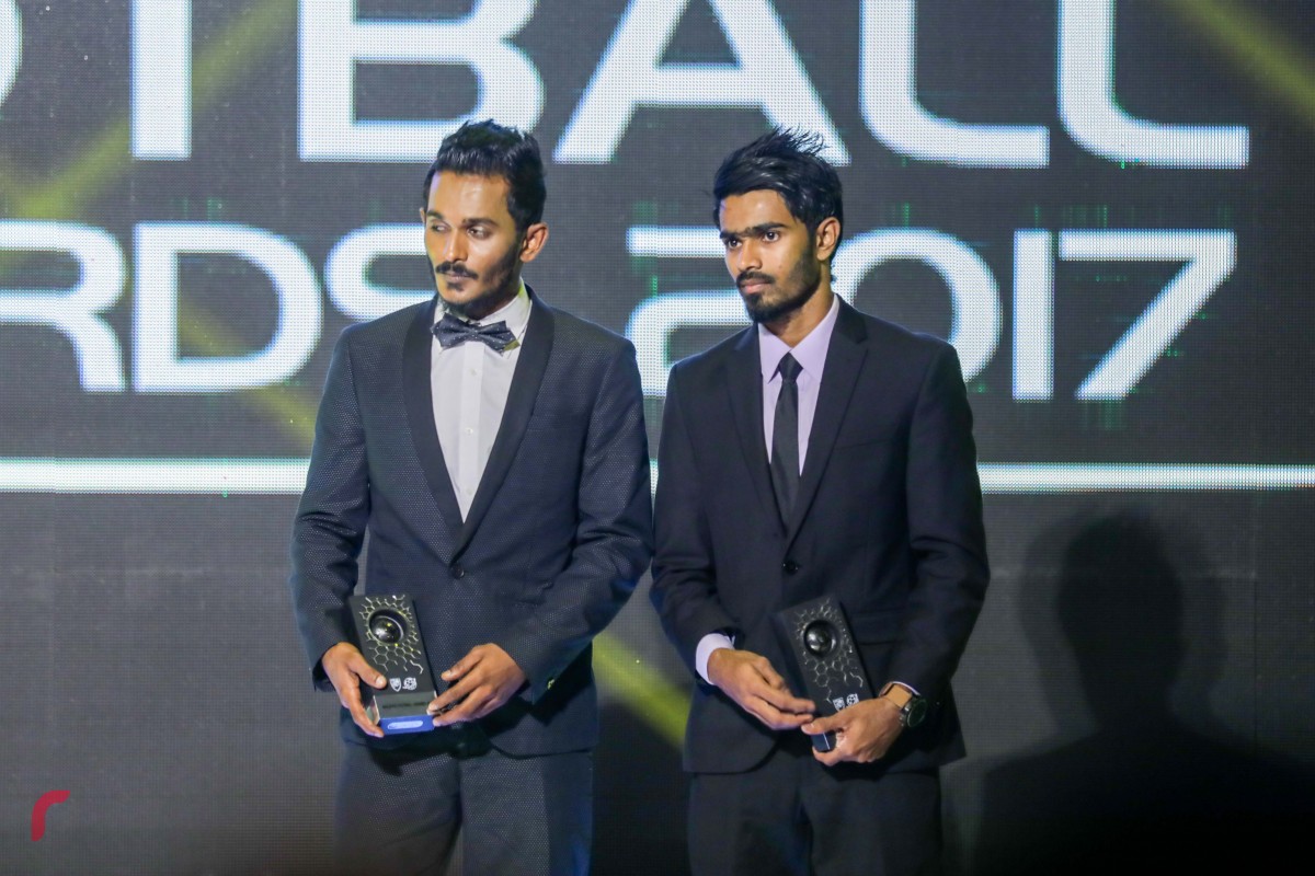 ޑިސެމްބަރު 16، 2017 : އެންމެ މޮޅު ފުޓުބޯޅަ ކުޅުންތެރިޔާ އަލީ ފާސިރު (ސެންޓޭ) (ވ) އާއެކު މޮޅު ކުޅުންތެރިޔާގެ މަގާމަށް ވާދަކުރި އިބްރާހިމް މަހުދީ (ކުދުއިއްބެ) (ކ) 