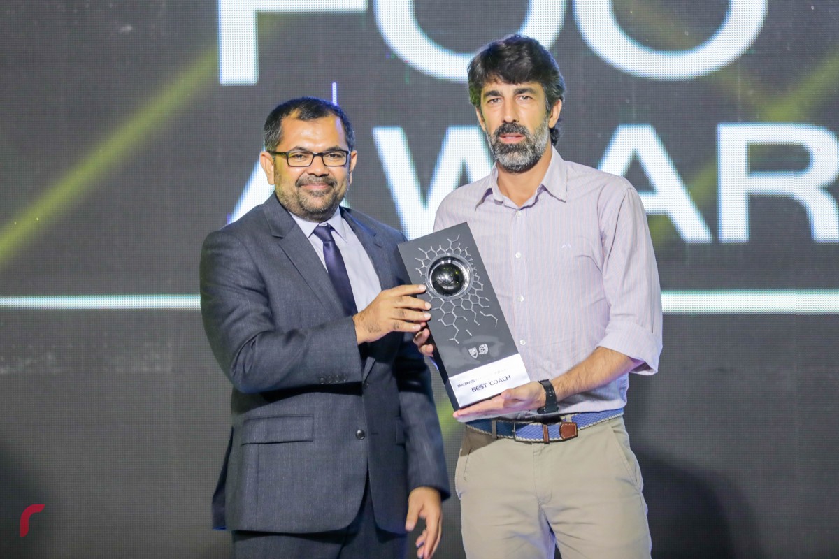 ޑިސެމްބަރު 16، 2017: އެންމެ މޮޅު ކޯޗްގެ މަގާމު ލިބުނު ނިއުރޭޑިއަންޓްގެ ކޯޗް އޮސްކާ އެވޯޑްއާ ހަވާލުވަނީ