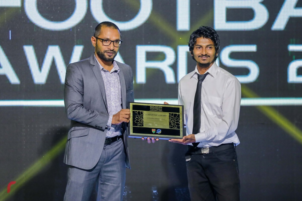 ޑިސެމްބަރު 16، 2017 : އެފްއޭއެމްއާއި  މޯލްޑިވްސް ފުޓްބޯލް ޑޮޓްކޮމް ގުޅިގެން ކުރިއަށްގެންދިޔަ މޯލްޑިވްސް ފުޓްބޯލް އެވޯޑްސް ނައިޓްގައި ފޭން އެވޯޑް މާޅޮސް ޓީމާ ހަވާލުކުރަނީ