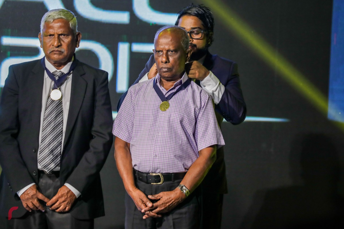 ޑިސެމްބަރު 16، 2017: އެވޯޑްސް ނައިޓްގެ ހާއްސަ މެހުމާނެއްގެ ގޮތުގައި ބާސެލޯނާ އަދި ސްޕެއިންގެ ކުރީގެ ކެޕްޓަން ކާލްސް ޕުޔޯލް ވަނީ ބައިވެރިވެފައި