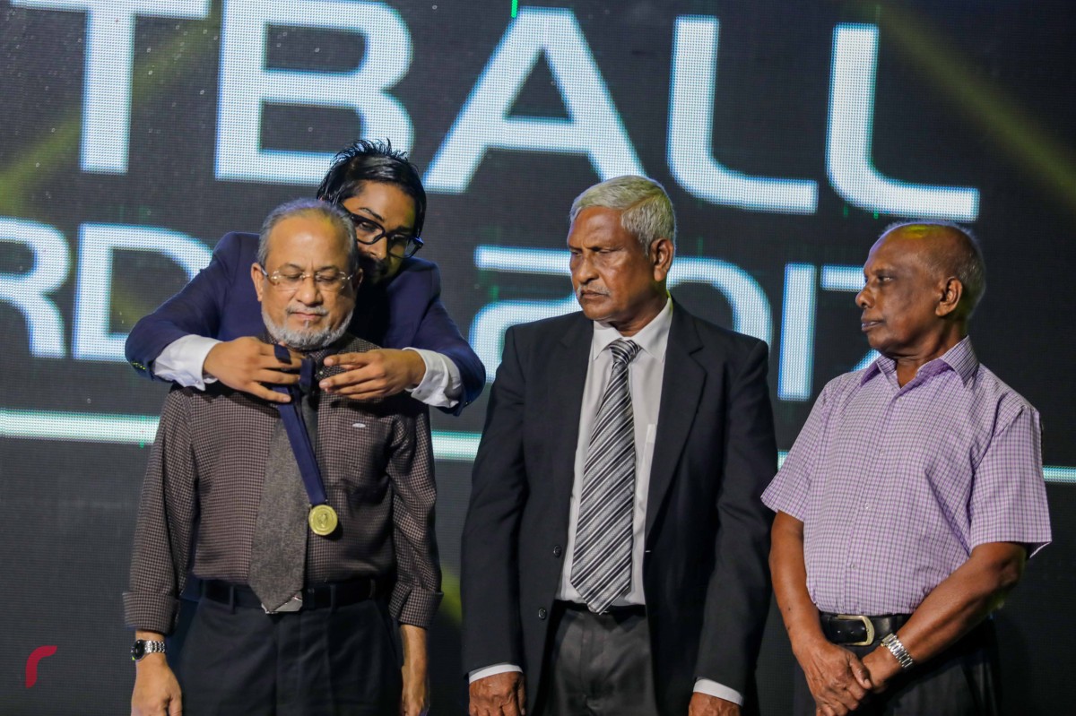 ޑިސެމްބަރު 16، 2017 : އެފްއޭއެމް އިން އަލަށްދޭ "ހޮނަރީ އެވޯޑު" އެފްއޭއެމްގެ ރައީސް ބައްސާމް އަދީލް ޖަލީލު، އޭނާގެ ބައްޕާފުޅު އަދީލް ޖަލީލުއާ ހަވާލުކުރައްވަނީ 