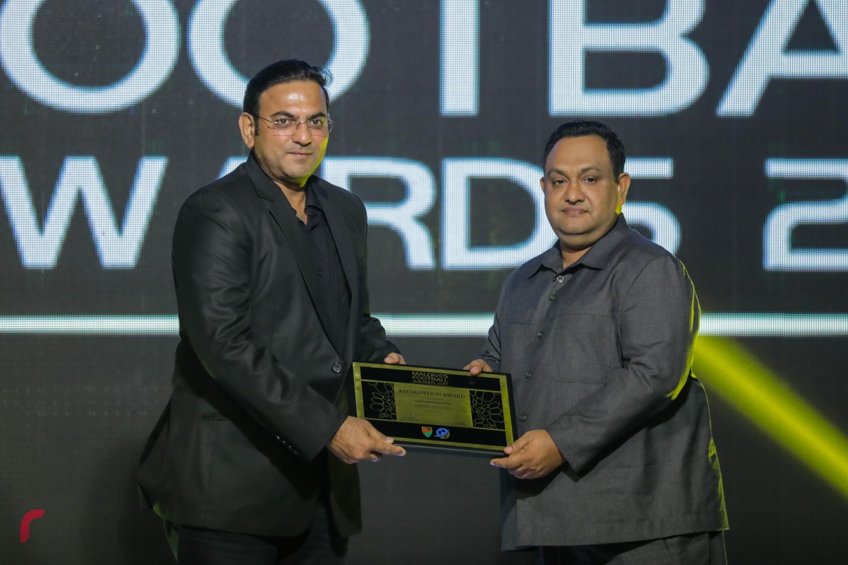 ޑިސެމްބަރު 16، 2017 : އެފްއޭއެމްއާއި  މޯލްޑިވްސް ފުޓްބޯލް ޑޮޓްކޮމް ގުޅިގެން ކުރިއަށްގެންދިޔަ މޯލްޑިވްސް ފުޓްބޯލް އެވޯޑްސް ނައިޓްގައި މެއިން ސްޕޮންސާއާއި އެވޯޑް ހަވާލުކުރަނީ