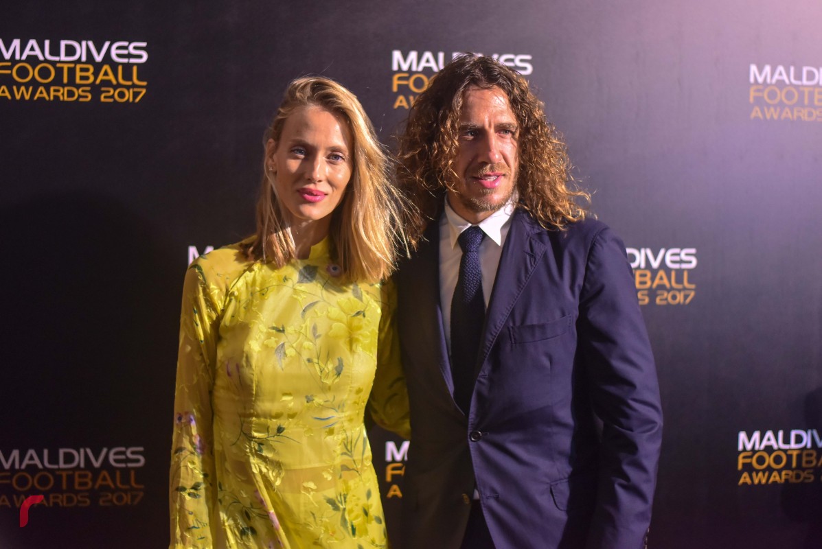 ޑިސެމްބަރު 16، 2017 :  އެވޯޑްނައިޓްގެ ހާއްސަ މެހުމާނެއްގެ ގޮތުގައި ބާސެލޯނާ އަދި ސްޕެއިންގެ ކުރީގެ ކެޕްޓަން ކާލްސް ޕުޔޯލް އަދި އޭނާގެ އަންހެނުން ވަނީ ބައިވެރިވެފައި