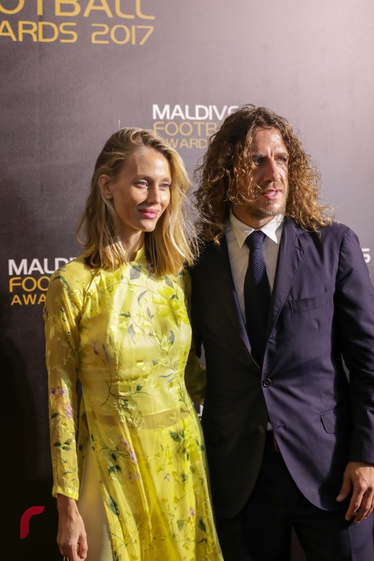 ޑިސެމްބަރު 16، 2017 :  އެވޯޑްނައިޓްގެ ހާއްސަ މެހުމާނެއްގެ ގޮތުގައި ބާސެލޯނާ އަދި ސްޕެއިންގެ ކުރީގެ ކެޕްޓަން ކާލްސް ޕުޔޯލް އަދި އޭނާގެ އަންހެނުން ވަނީ ބައިވެރިވެފައި