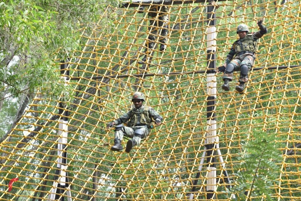 ޑިސެމްބަރު 19، 2017: އިންޑިއާގައި ދިވެހި އަސްކަރިއްޔާގެ ސިފައިންނާއި އިންޑިއާ ސިފައިން ގުޅިގެން ކުރިއަށްގެންދާ ތަމްރީންތަކުގައި ދިވެހި ސިފައިން ބައިވެރިވަނީ