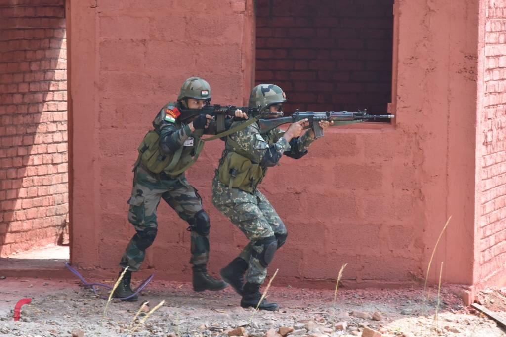 ޑިސެމްބަރު 19، 2017: އިންޑިއާގައި ދިވެހި އަސްކަރިއްޔާގެ ސިފައިންނާއި އިންޑިއާ ސިފައިން ގުޅިގެން ކުރިއަށްގެންދާ ތަމްރީންތަކުގެ ތެރެއިން ޑްރިލްއެއްގައި ދިވެހި ސިފައިންނާއި އިންޑިއާ ސިފައިން ބައިވެރިވަނީ