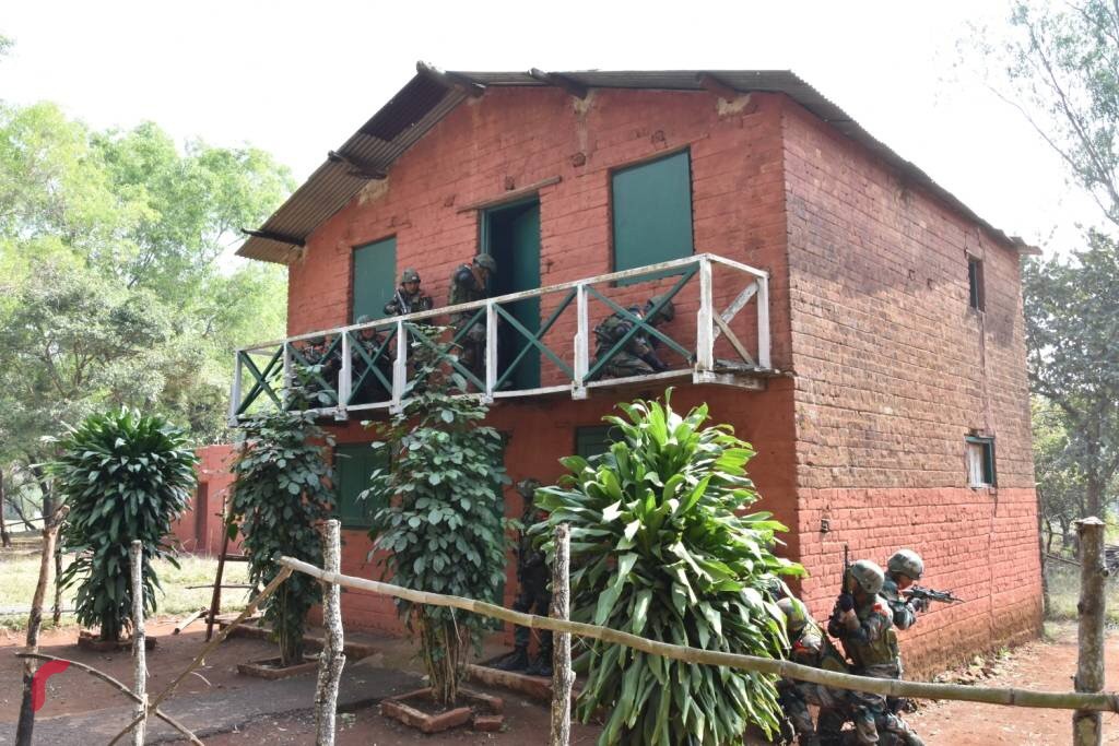 ޑިސެމްބަރު 19، 2017: އިންޑިއާގައި ދިވެހި އަސްކަރިއްޔާގެ ސިފައިންނާއި އިންޑިއާ ސިފައިން ގުޅިގެން ކުރިއަށްގެންދާ ތަމްރީންތަކުގެ ތެރެއިން ޑްރިލްއެއްގައި ދިވެހި ސިފައިންނާއި އިންޑިއާ ސިފައިން ބައިވެރިވަނީ