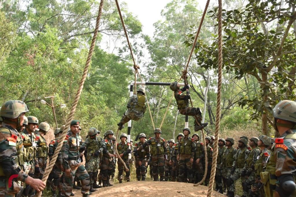 ޑިސެމްބަރު 19، 2017: އިންޑިއާގައި ދިވެހި އަސްކަރިއްޔާގެ ސިފައިންނާއި އިންޑިއާ ސިފައިން ގުޅިގެން ކުރިއަށްގެންދާ ތަމްރީންތަކުގެ ތެރެއިން ޑްރިލްއެއްގައި ދިވެހި ސިފައިންނާއި އިންޑިއާ ސިފައިން ބައިވެރިވަނީ