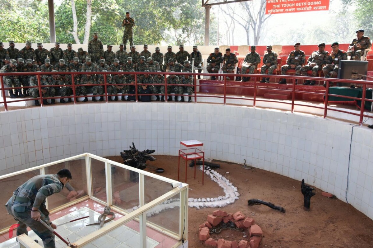 ޑިސެމްބަރު 19، 2017: އިންޑިއާގައި އިންޑިއާގައި ދިވެހި އަސްކަރިއްޔާގެ ސިފައިންނާއި އިންޑިއާ ސިފައިން ގުޅިގެން ކުރިއަށްގެންދާ ތަމްރީންތަކުގެ ތެރެއިން، މި ތަމްރީންތަކުގައި ހަނަފަސް ތަންތަނުގައި ކަންކުރާނެ ގޮތްތަކުގެ އިތުރުން ތަފާތު އެކި ޑްރިލްތައް ވަނީ ކުރިއަށް ގެންގޮސްފައި