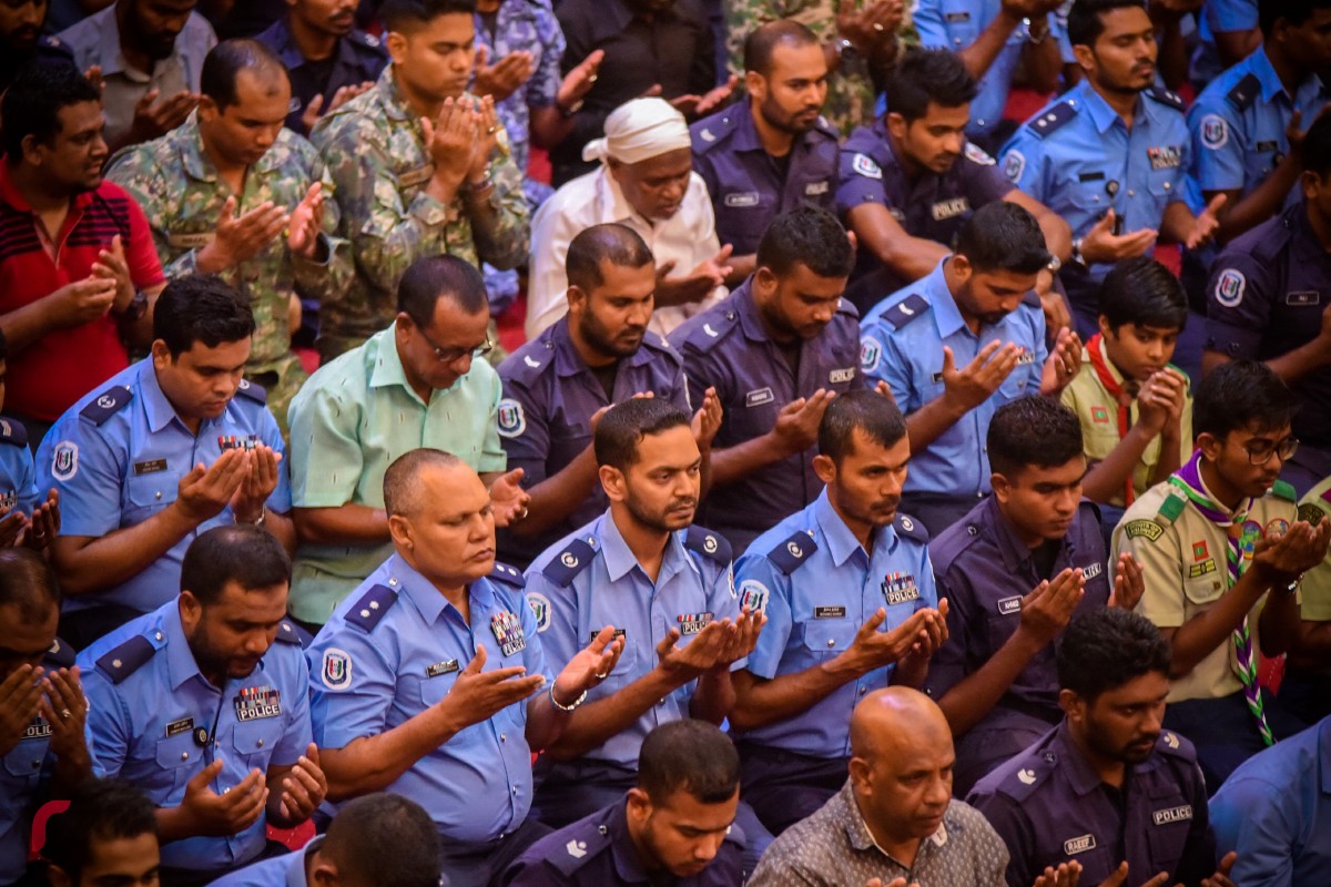 ޑިސެމްބަރު 19، 2017: ރާއްޖެ އިސްލާމްވި ދުވަސް ފާހަގަ ކުރުުމުގެ ގޮތުން އިސްލާމީ މަރުކަޒުގައި ބޮޑު ޖަމާޢަތުގައި ކުރެވުނު މަގްރިބް ނަމާދު، ނަމާދަށް ފަހު ދުވަހާއި ގުޅޭ ހާއްސަ ދުއާއެއް. ކުރުން އޮތް