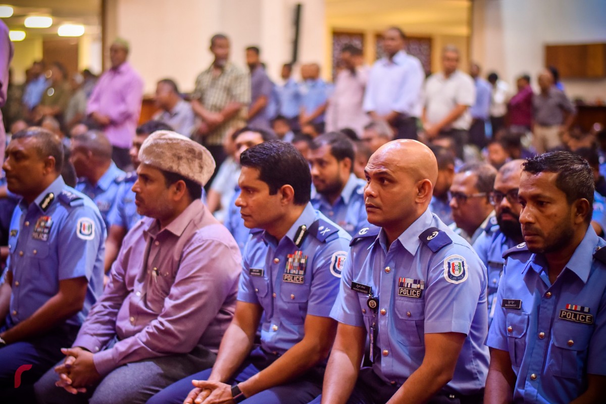 ޑިސެމްބަރު 19، 2017: ރާއްޖެ އިސްލާމްވި ދުވަސް ފާހަގަ ކުރުުމުގެ ގޮތުން އިސްލާމީ މަރުކަޒުގައި ބޮޑު ޖަމާޢަތުގައި ކުރެވުނު މަގްރިބް ނަމާދު، ނަމާދަށް ފަހު ދުވަހާއި ގުޅޭ ހާއްސަ ދުއާއެއް. ކުރުން އޮތް